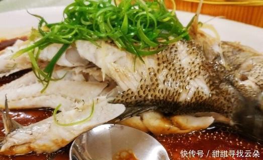 教你做清蒸鱼的正确方法，不放盐也不用料酒，鱼肉鲜嫩无腥味