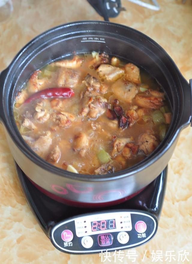 教大家在家做板栗焖鸡,鸡肉软烂,美味又营养,做一锅不够吃!