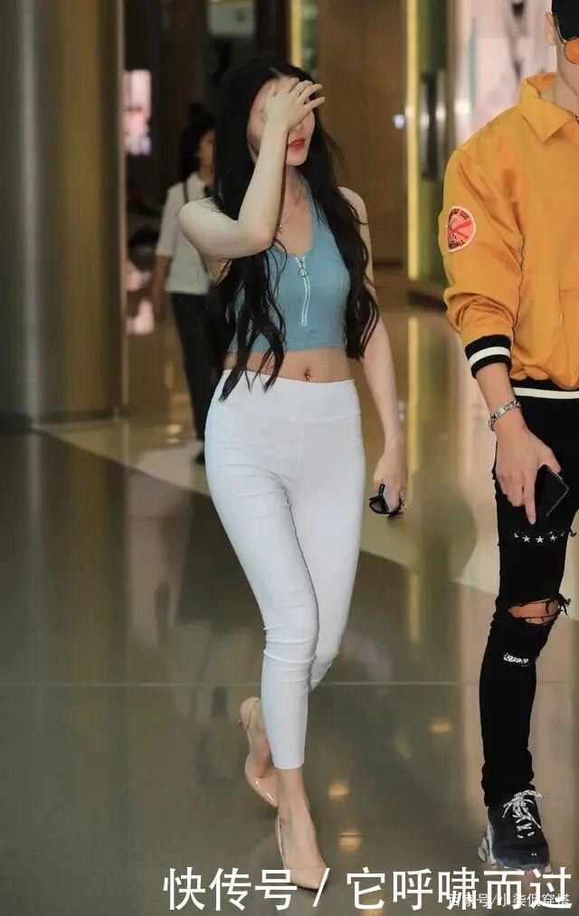 白色牛仔裤“吃香”了,贴身又显瘦,离“筷子腿”不远了!