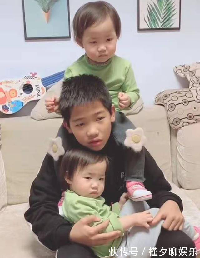 妹妹|儿子向妈妈要了10年妹妹,不料宝妈一口气生了俩,儿子生无可恋
