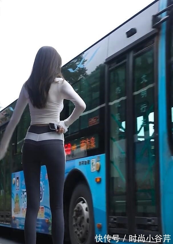 运动风格|运动风格走在户外,衬出苗条身材,她要的就是与众不同