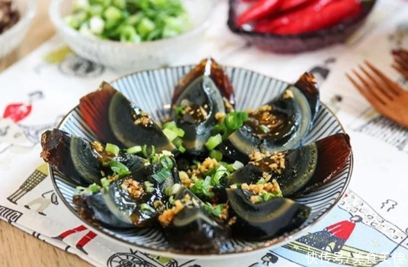 会变戏法的“松花皮蛋”，直接下刀就错了，大厨这样切才不沾刀