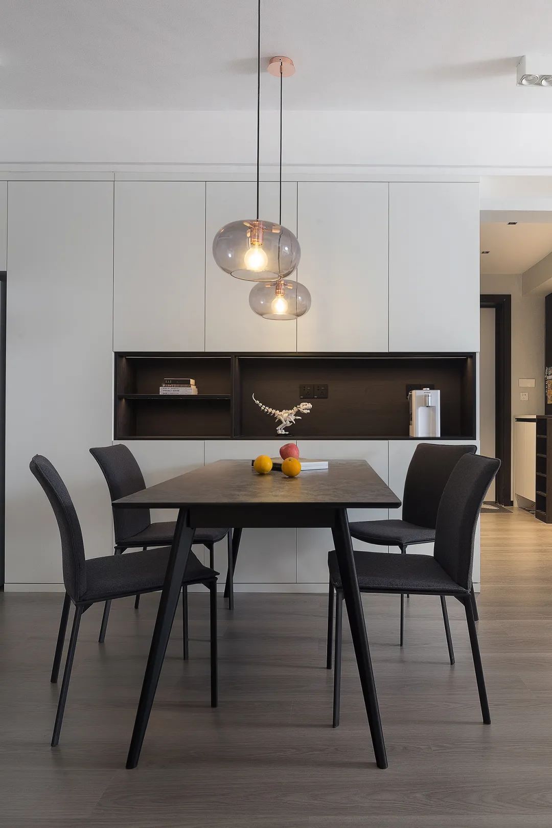 布置|125㎡现代黑白灰+木质感,简雅舒适无主灯,品质生活好自然