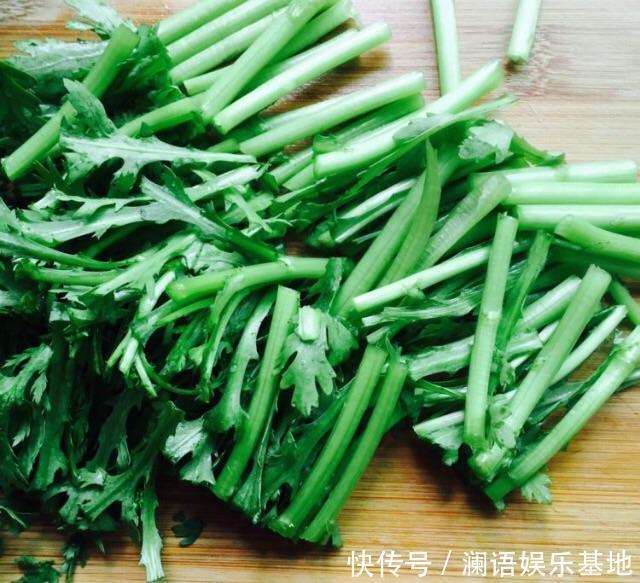 晚上失眠睡不好,试试多吃这菜,2元能买1大捆,随便一炒很好吃