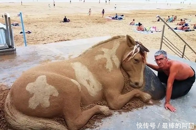 他创作出超写实的沙雕动物,一头用沙子堆成的公牛,引起轰动