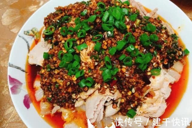 搅拌均匀|做“蒜泥白肉”别直接加水煮,多加这3样,蒜味浓厚肥而不腻!