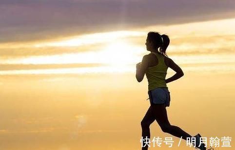 绝经期|45岁后的女性，坚持4个好习惯，顺利度过更年期，想胖都难！