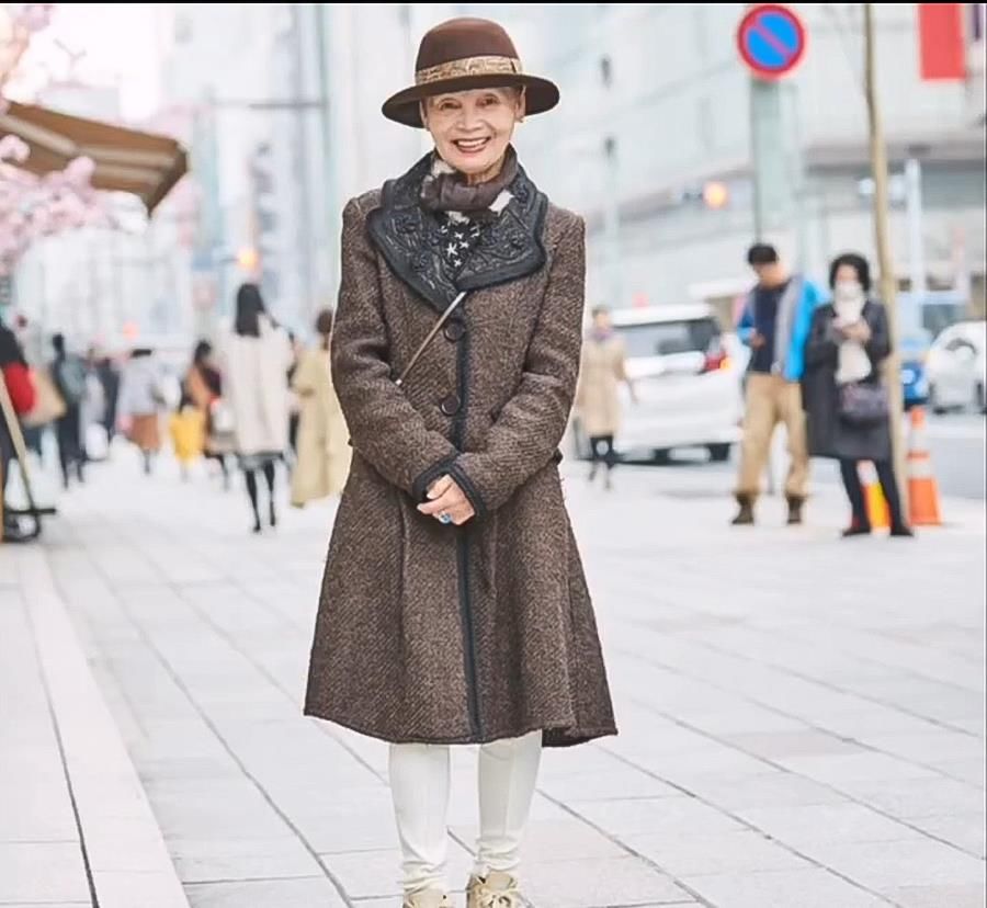 女人过了60岁 别总穿一身黑 瞧日本主妇这样搭 时髦又优雅 全网搜