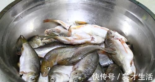它是鱼腥的“克星”，洗鱼时加一点，保证鱼肉鲜嫩无腥味，特香