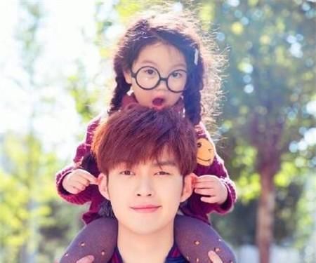 神犬小七|还记得4岁走红的阿拉蕾吗?现在被父母过度消费后,9岁长成这样