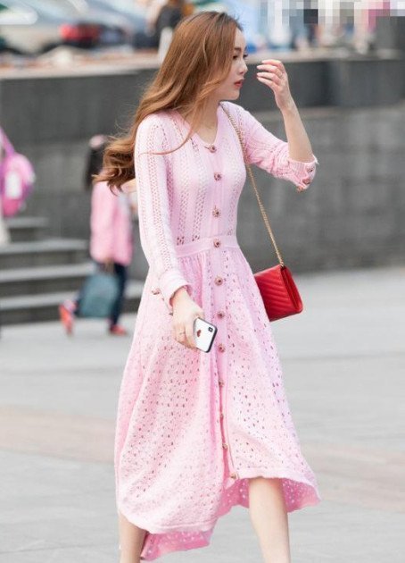 拍长|街拍长腿美女穿白色短T配牛仔裤,回眸一笑像极了俞飞鸿