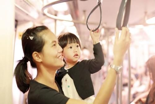 小婉|“熬到娃上幼儿园,我就能上班!”全职宝妈最后被现实打败