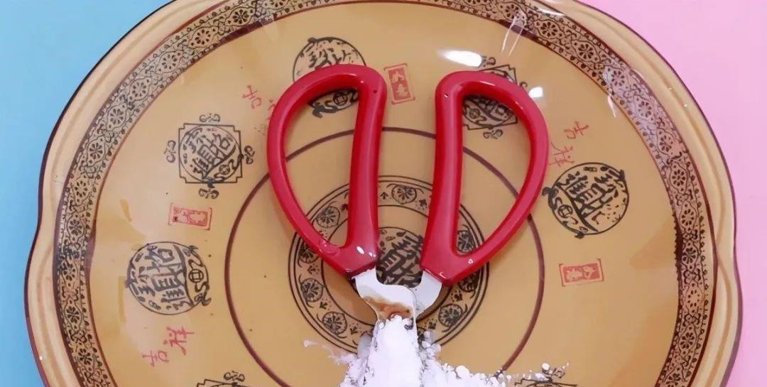 剪刀不管多钝都不要扔，教你一招，剪刀立马锋利如新，简单又实用