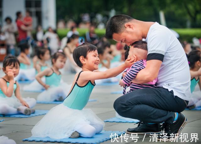 孩子|妹妹被妈妈教训后，一脸委屈地窝在哥哥怀里，兄妹俩看着太有爱了