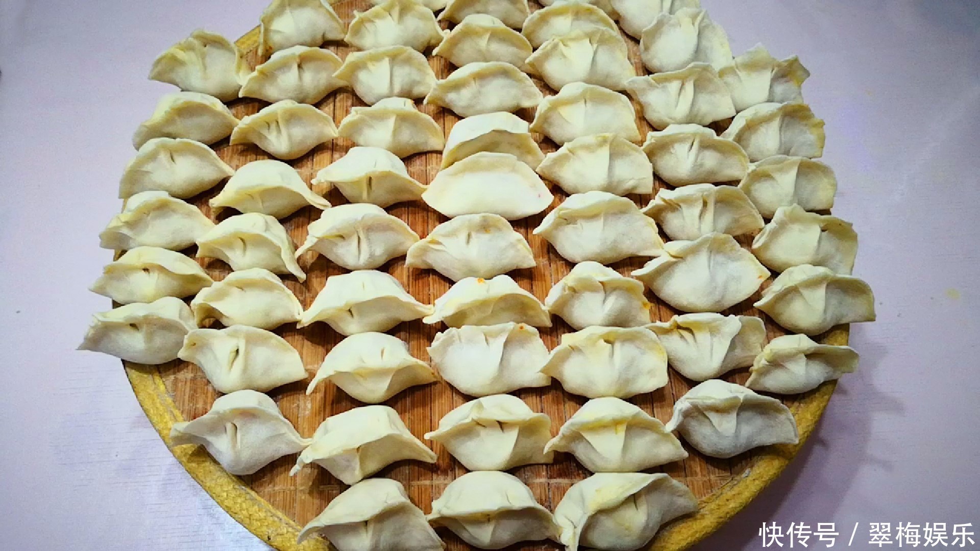 白菜饺子好吃有秘诀,学会如此调馅,味道格外鲜美,味精都省了