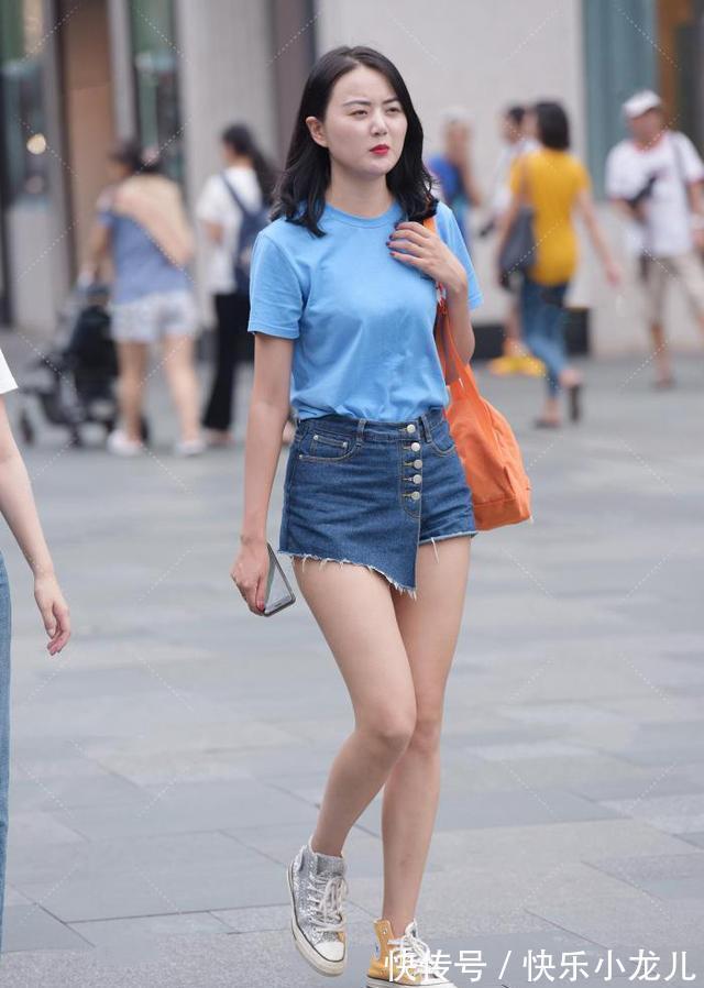 纯棉质 清爽牛仔短裤配蓝色T恤,清新又有气质,轻松穿出新的美感