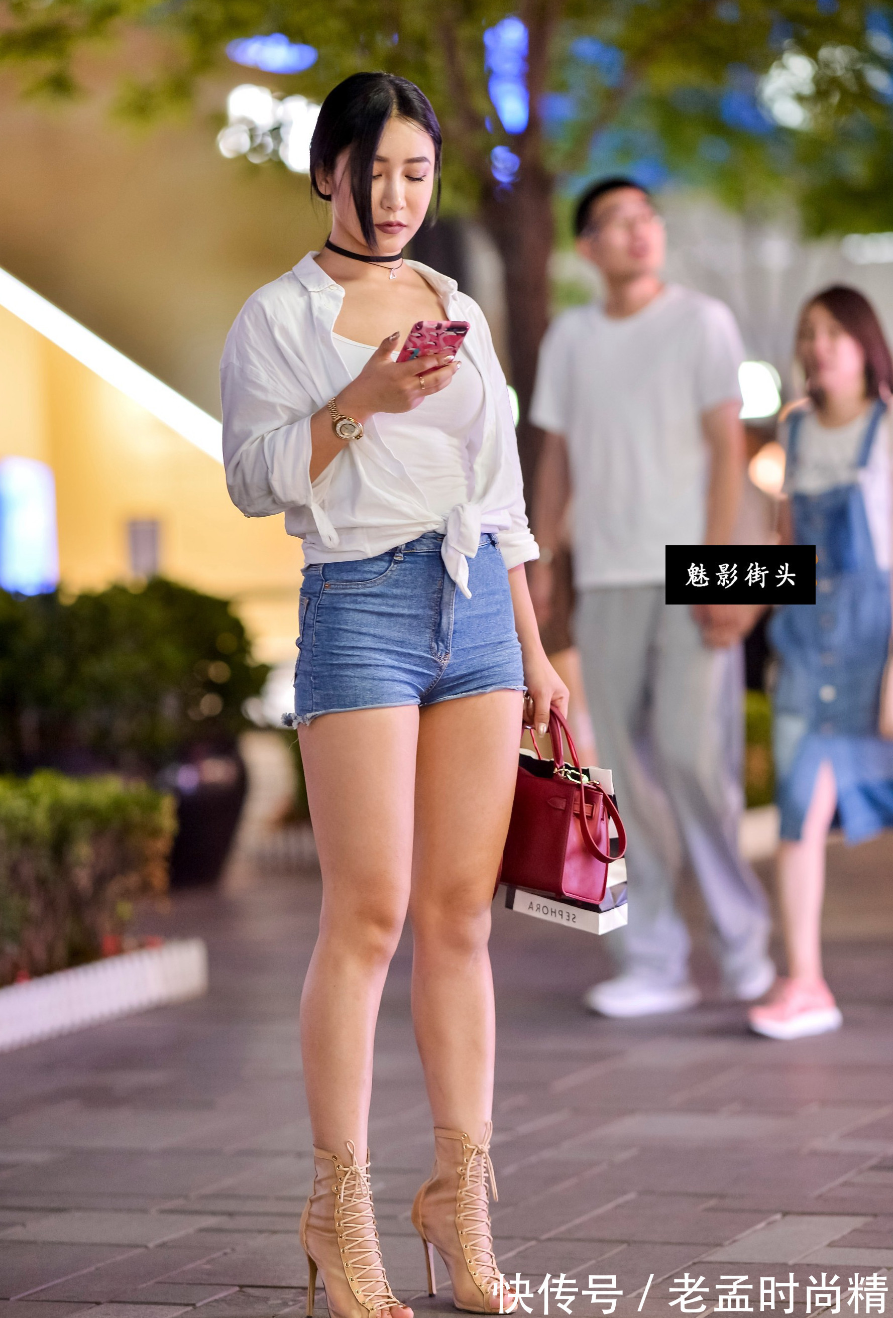 绑腿 穿绑腿高跟凉鞋的美女身材高挑,这样的大长腿难得一见