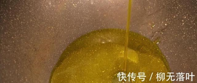 土豆|又一道菜火了，土豆块里打入2个鸡蛋，简单一拌，出锅给肉都不换！