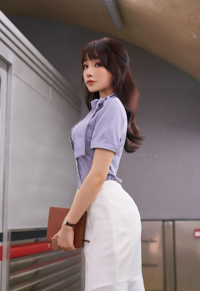 典雅|街拍:职业装搭配高跟鞋,衬托出白皙的皮肤,和整体风格时尚典雅