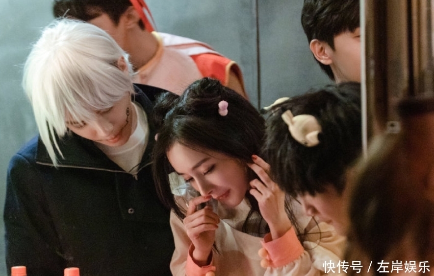 斗篷 《密室大逃脱》新路透曝光,全员黑色大斗篷,杨幂美成冷艳女杀手