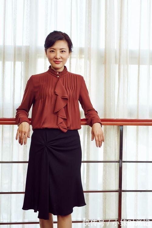 标致美人|岁月从不败美人,周涛穿红色连衣裙端庄优雅,高级精致