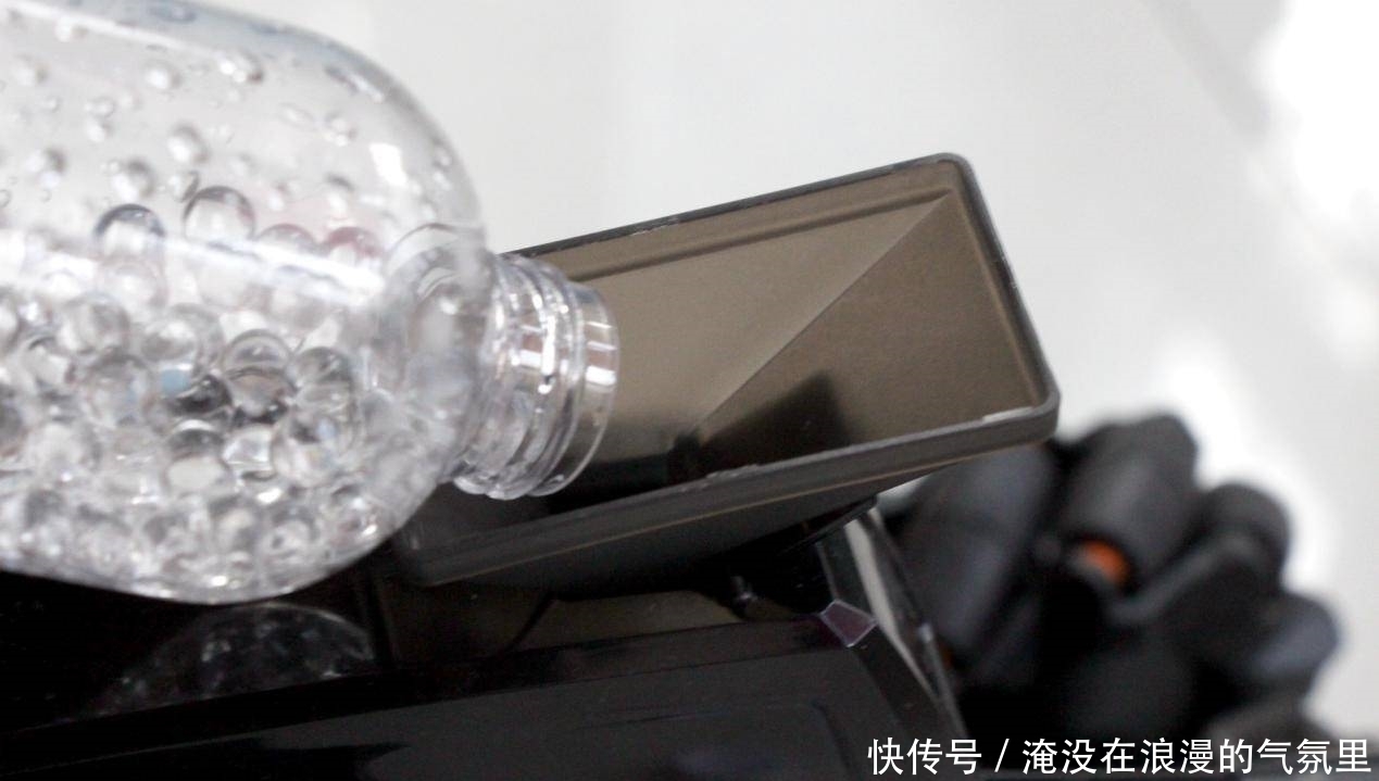 电池|全向轮轻松操控,动作智能编程:百思童智能遥控机甲评测