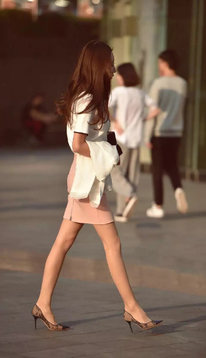 成熟的女生穿搭高跟鞋,让自己显得更有韵味