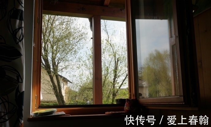 中二联&24首关于窗外的诗词:帘开三尺对流光,夕晦朝明清味长