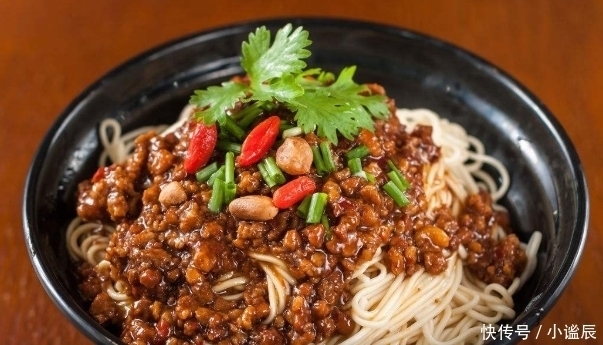 做手擀面时，万万不要再用水和面了换成它，面条更嫩滑，更筋道