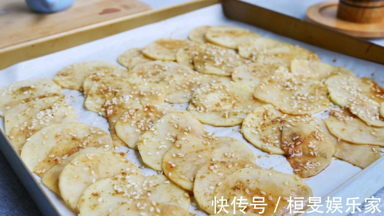 好吃|土豆超好吃的做法,不炒不炖,一次做三个土豆不够吃,一看就会做