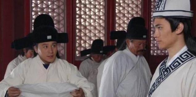 大臣#明朝皇帝出上联日在东,月在西,天生成明字,大臣对下联恐慌