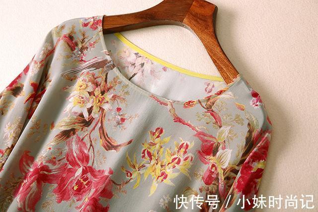 瘦真丝|深色系的连衣裙,女人尊贵文艺的腔调又很倾城