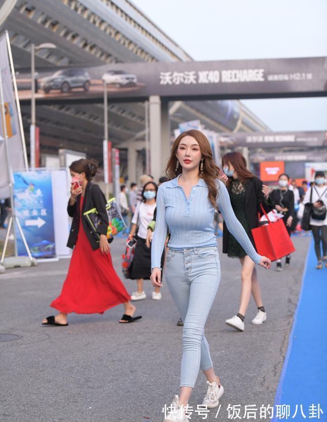 搭配|牛仔裤，搭配蓝色长袖衫，简约靓丽有气质，显身材又耐看