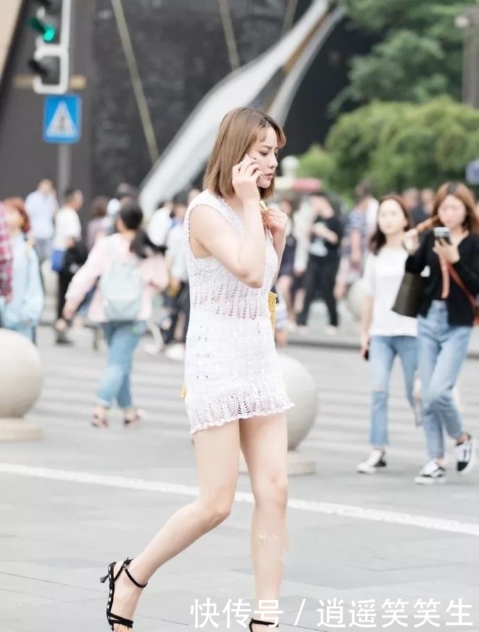 连衣裙|美女脚上穿上一双红白格纹的粗跟鞋,典雅高贵又浪漫十足