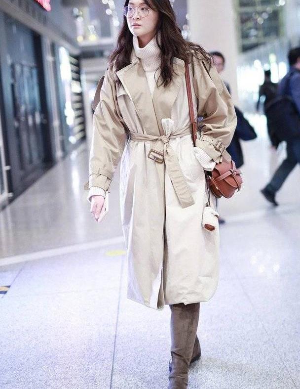 惠若琪|惠若琪也太潮了, 两件驼色风衣叠搭走机场, 搭配长筒靴气场无敌了
