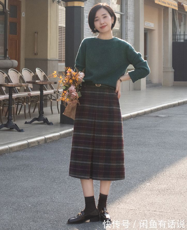 中年女人 过完一半冬天才发现:中年女人穿大衣时,还是配“半裙”最显气质