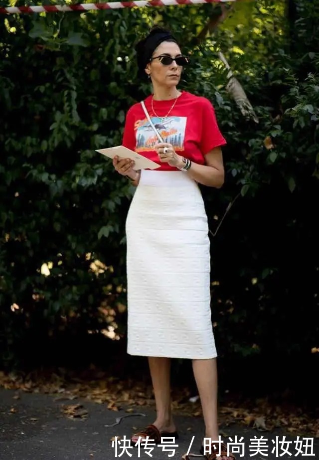 t恤|刘翔二婚妻子气质真好,穿黑色T恤配阔腿裤,素颜也挺美