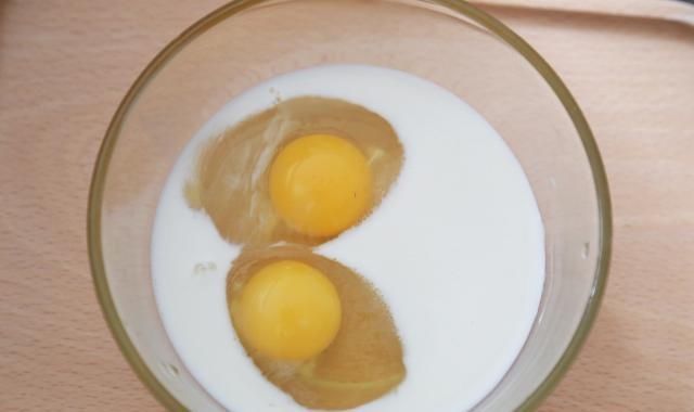 1袋牛奶,2个鸡蛋,9张饺子皮,简单一做,个个香甜酥脆有嚼劲