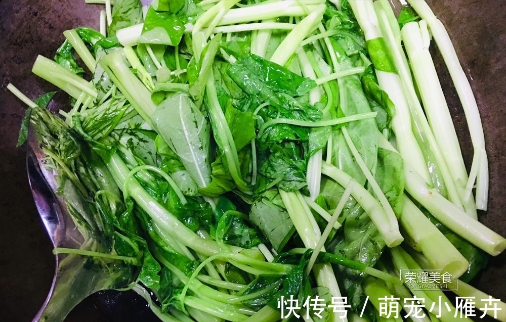 炒空心菜，直接炒就不对了，多加一个步骤，翠绿不发黑，十分脆嫩