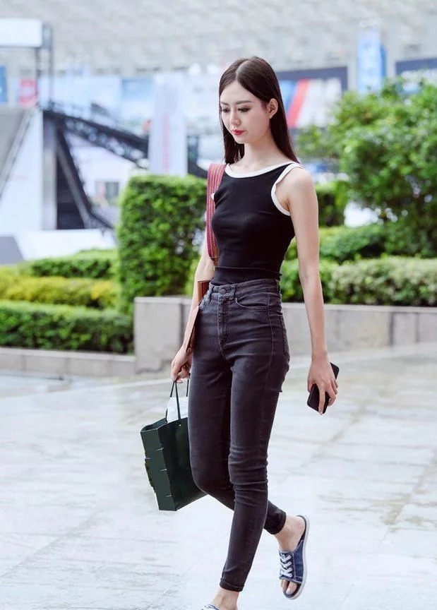 街拍:清纯可爱的小姐姐,身材苗条有型,走起路来很是吸睛