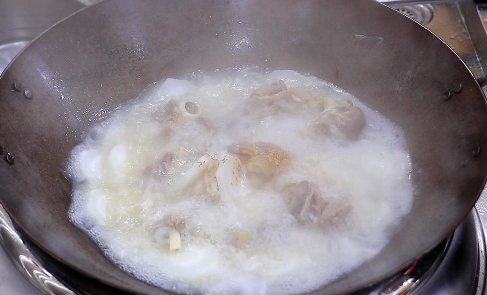 炖大骨头汤切记不要直接炖，厨师长教你一招，汤浓无腥味，味道鲜