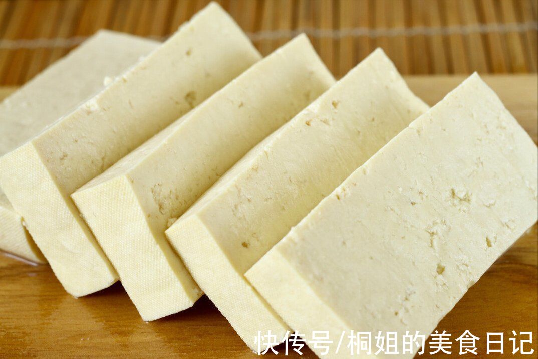 冬天馋豆腐,用不着出门买,一把黄豆一勺白醋,自己在家就能做