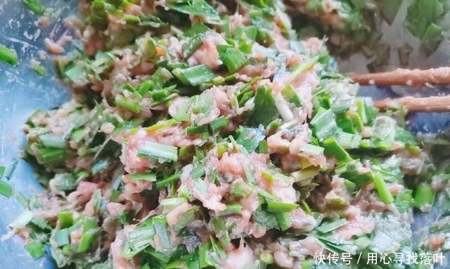 拌饺子馅的第一步是先放油或水,许多人在第一步就错了