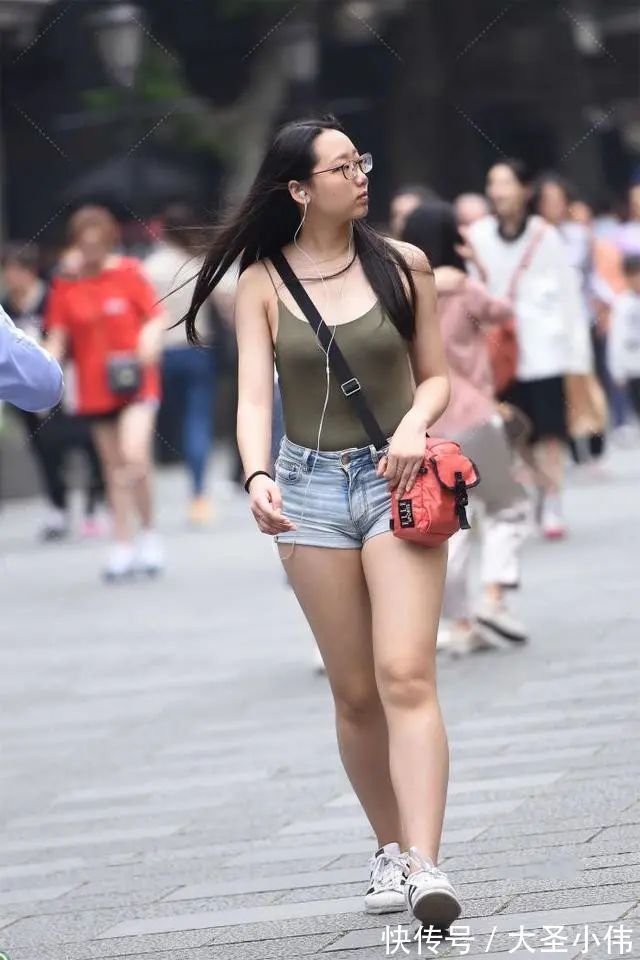 街拍|美女街拍:细肩带设计绿色背心,搭配浅蓝色牛仔裤,多色彩组合展现个人魅力