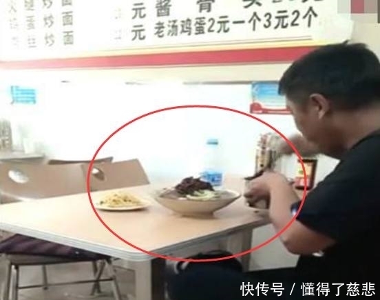 面条|男子花8块钱吃一碗面,吃面时一个动作老板傻眼了!