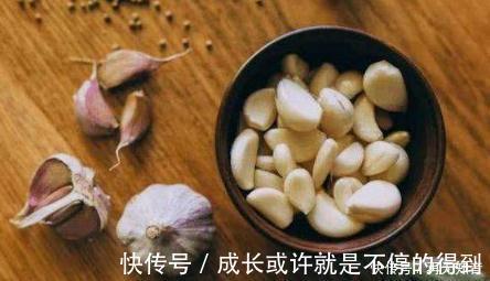 大蒜|醋泡大蒜有4大功效但3类人最好别碰,尤其是第三种,尽量别吃