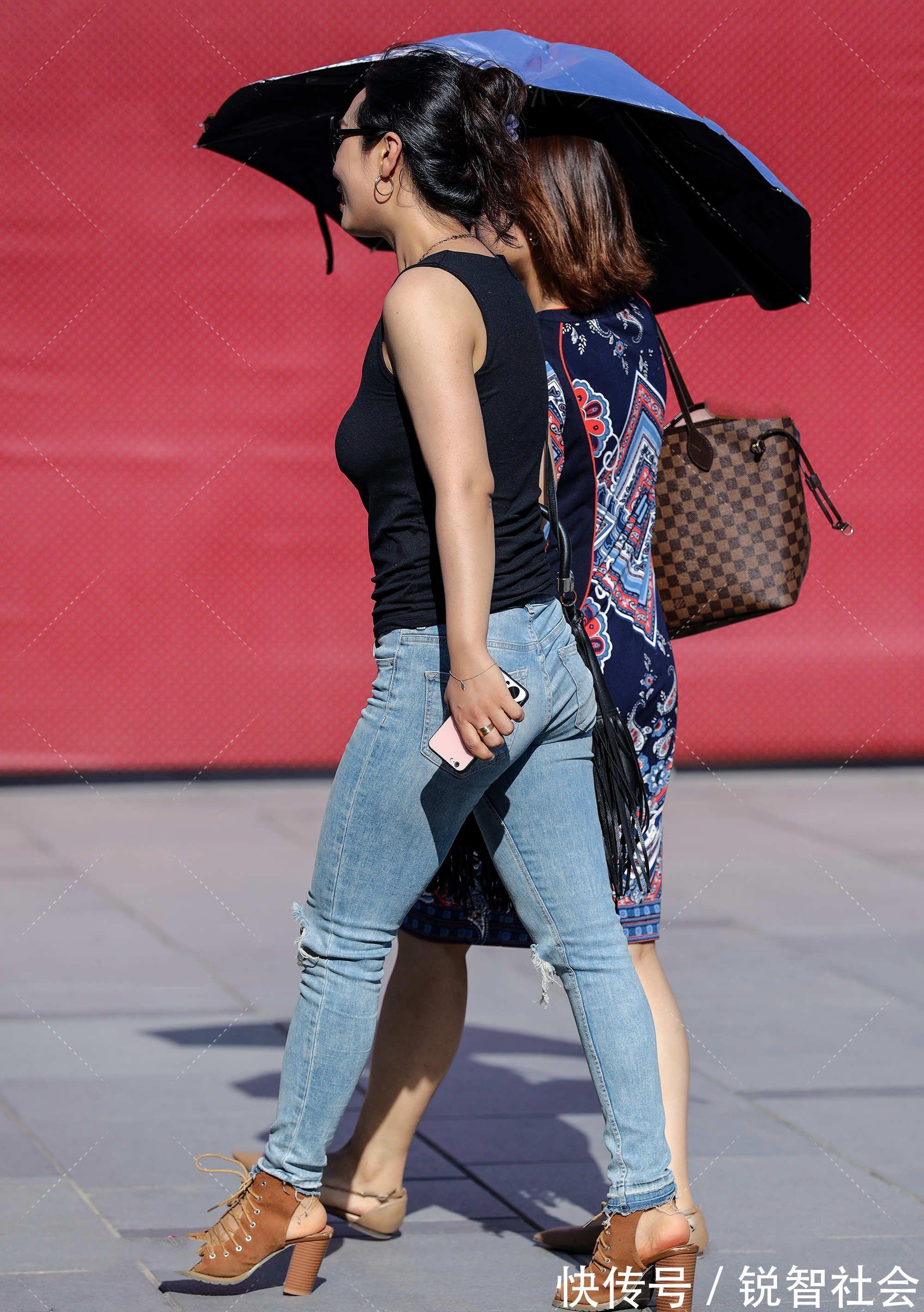 风格 简单的黑色无袖上衣搭配牛仔裤，散发西部牛仔帅气复古风