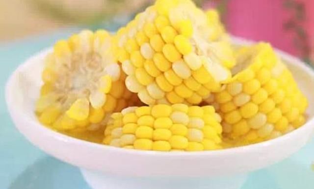  把玉米|煮玉米时，只放清水是错的多加2样东西，玉米软糯香甜，收藏了