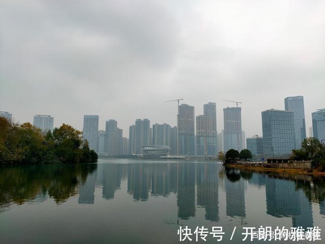 梅溪湖@《五绝·冬日游梅溪湖》逍遥碧水边,湖清树自闲