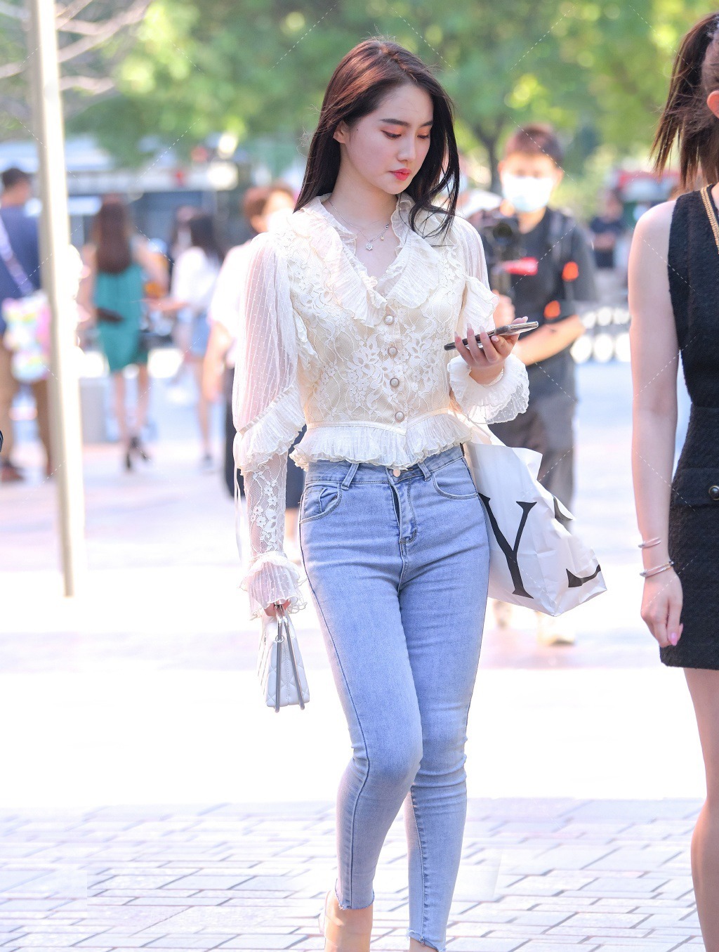 穿搭 牛仔裤也要用心穿搭,才能让造型显得休闲精致,美出时尚感